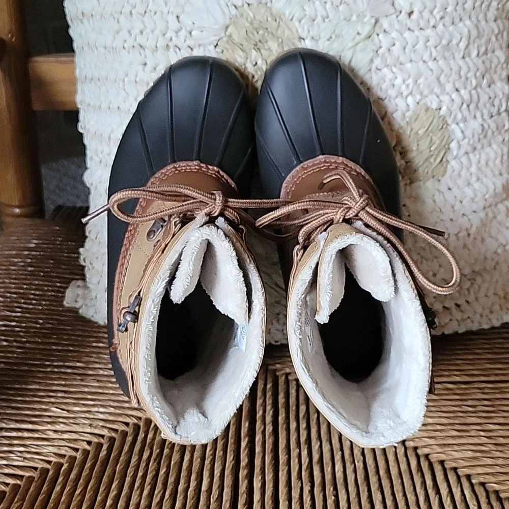 NWOT, JBU Ontario Duck Boot, tan size 6.5M